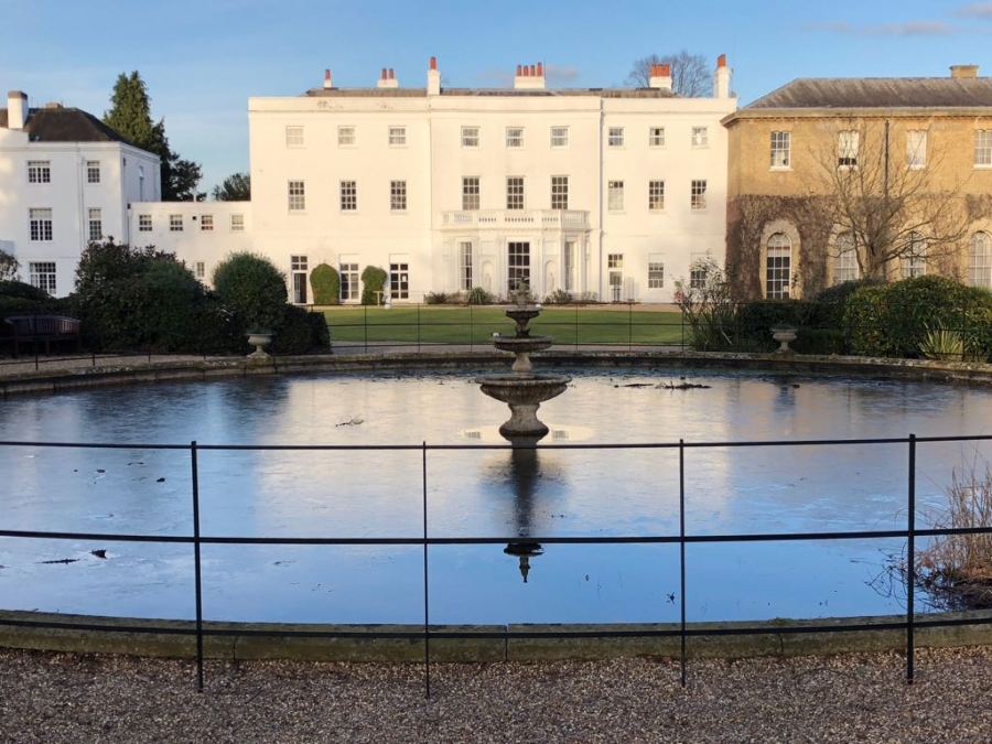 19f9cefdfb07230a68581d617885a3af_XL Metal fencing to surround a circular ornamental pond with hotel building behind