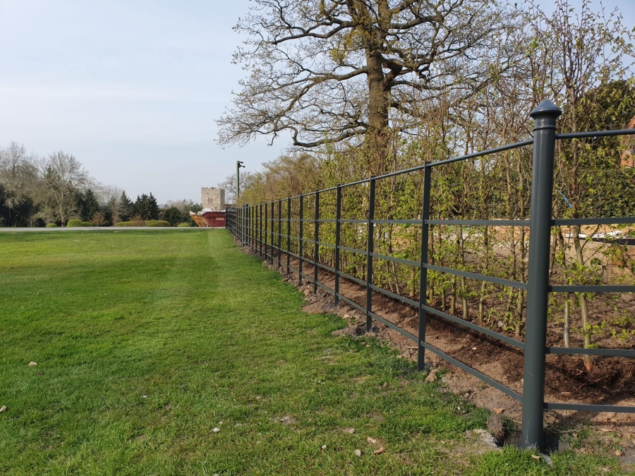 339a0e1449b6b4062056bc300d87e893_XL New metal fencing with hedging behind, leading to a church
