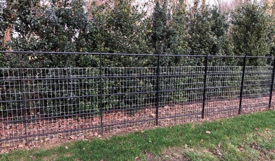 a522a6005d1cb428ea34ef1769cd7452_XL metal fencing with mesh attached for protection against animals