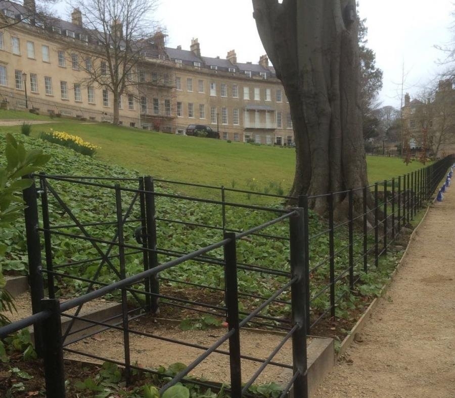f7a0a54c92471ac4480e727e4ccf93df_XL Metal fencing enhances the green space in front of a traditional Georgian crescent